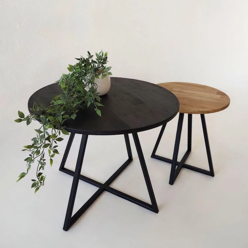 Raganaitės namai - apvalūs staliukai minimalistinis dizainas