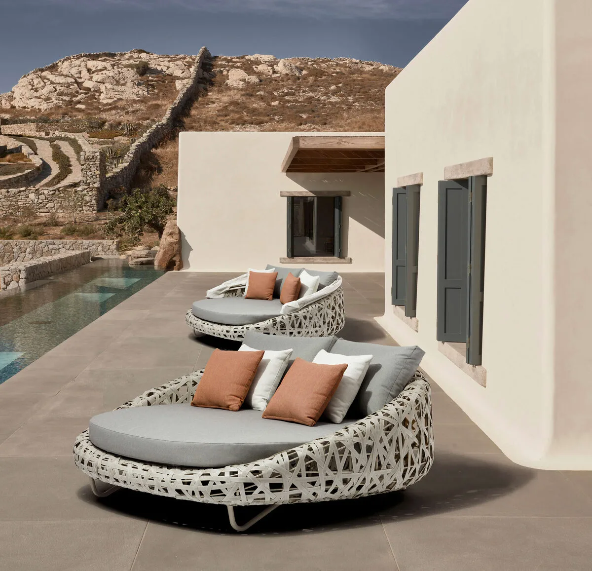 Unminimal sofa - švarių linijų dizainas